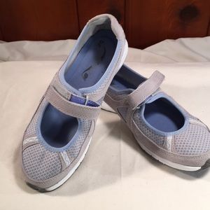 New Balance walking shoe. Size 6 1/2. Gray/blue.